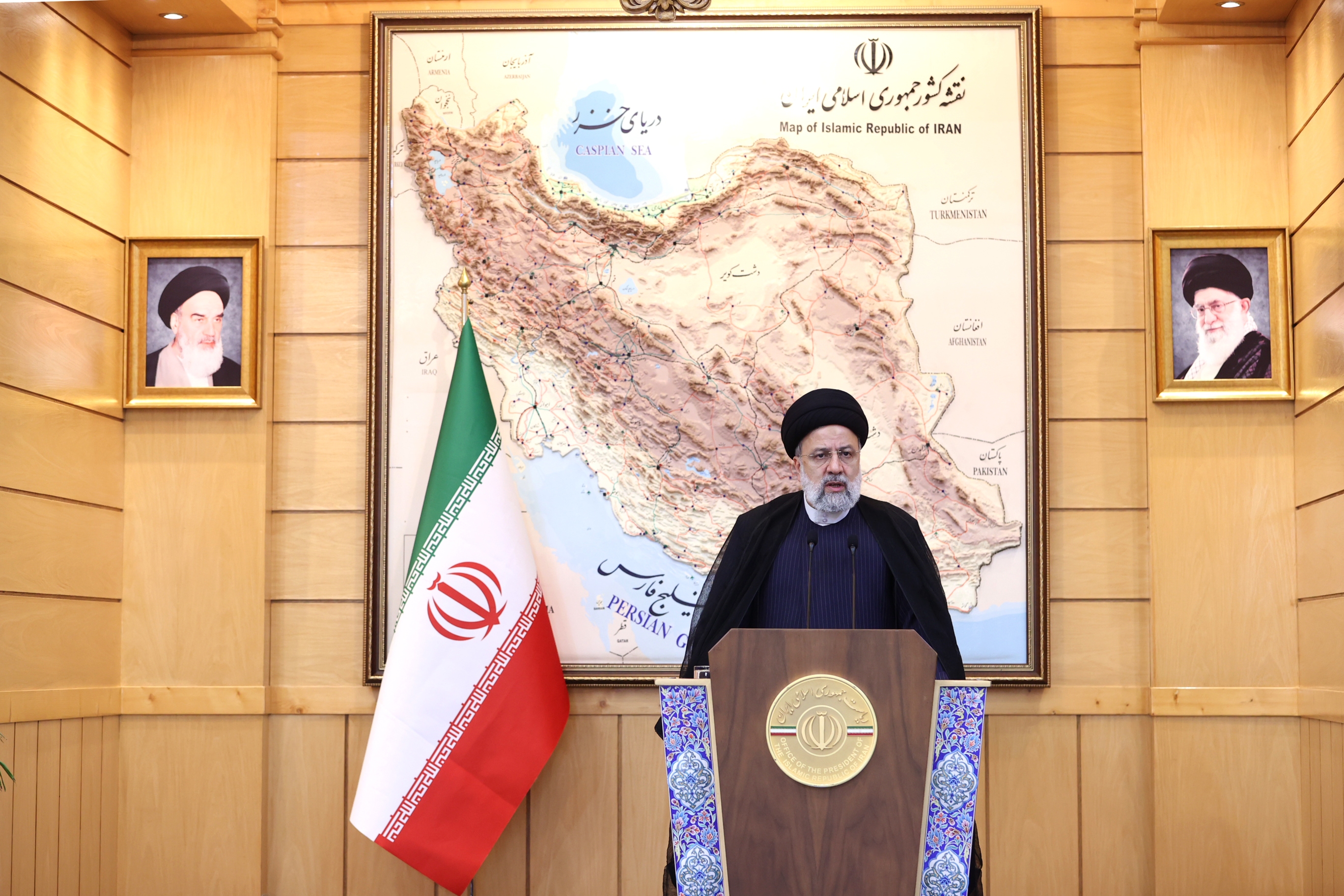 حجت‌الاسلام والمسلمین رئیسی در فرودگاه