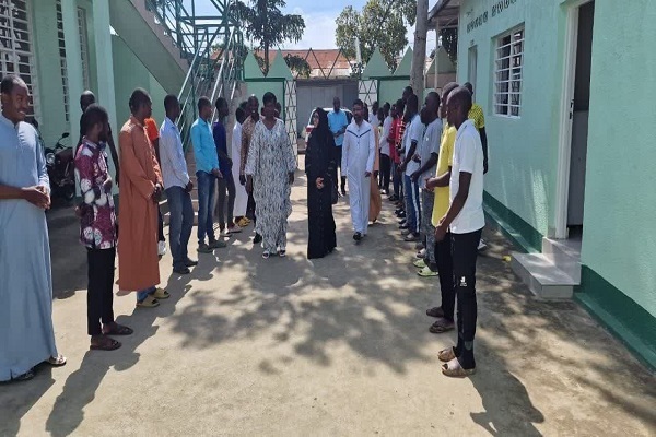 بازرس رئیس جمهور بروندی از مدرسه پیوسته المصطفی بازدید کرد بازرس رئیس جمهور بروندی از مدرسه پیوسته المصطفی بازدید کرد