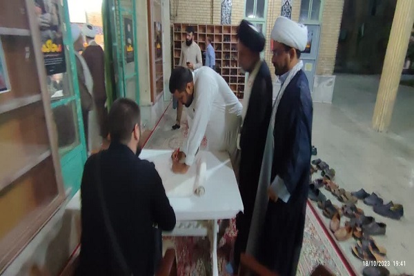 طلاب المصطفی به منظور کمک به مردم غزه طومار امضا کردند