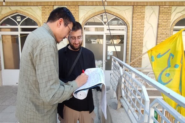 طلاب المصطفی به منظور کمک به مردم غزه طومار امضا کردند