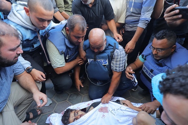 مواجهه وائل دحدوح با پیکر فرزند شهیدش مواجهه وائل دحدوح با پیکر فرزند شهیدش