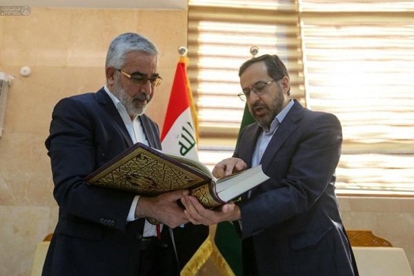 اهدای نسخه‌ای از مصحف مشهد رضوی به تولیت آستان علوی + عکس