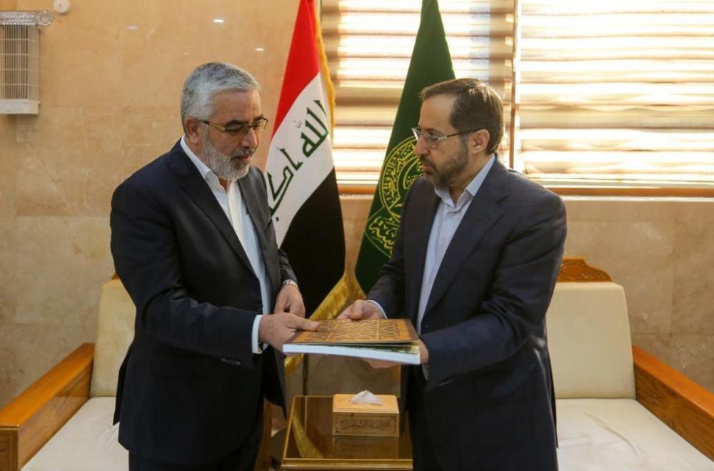 اهدای نسخه‌ای از مصحف مشهد رضوی به تولیت آستان علوی + عکس