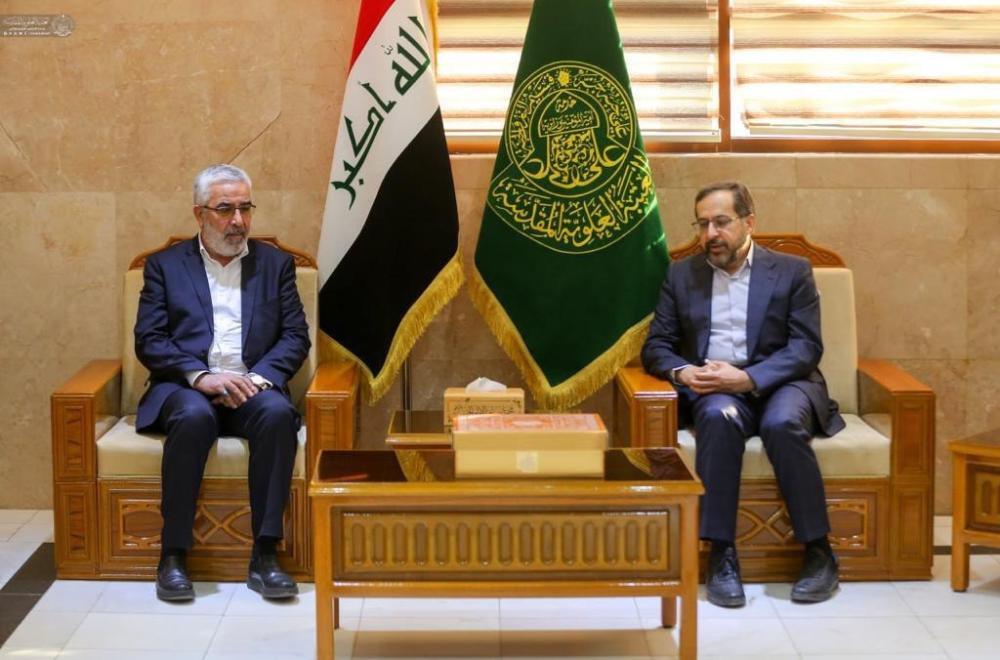 اهدای نسخه‌ای از مصحف مشهد رضوی به تولیت آستان علوی + عکس