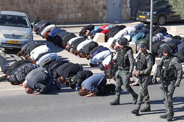 ممانعت از حضور نمازگزاران فلسطینی و راکتهای مقاومت بر فراز مسجد الاقصی + فیلم ممانعت از حضور نمازگزاران فلسطینی و راکتهای مقاومت بر فراز مسجد الاقصی + فیلم