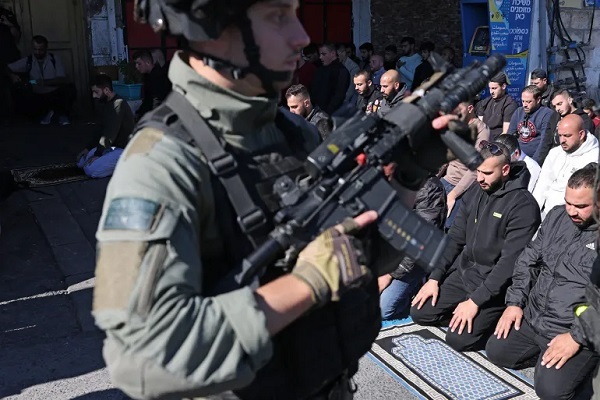 ممانعت از حضور نمازگزاران فلسطینی و راکتهای مقاومت بر فراز مسجد الاقصی + فیلم ممانعت از حضور نمازگزاران فلسطینی و راکتهای مقاومت بر فراز مسجد الاقصی + فیلم