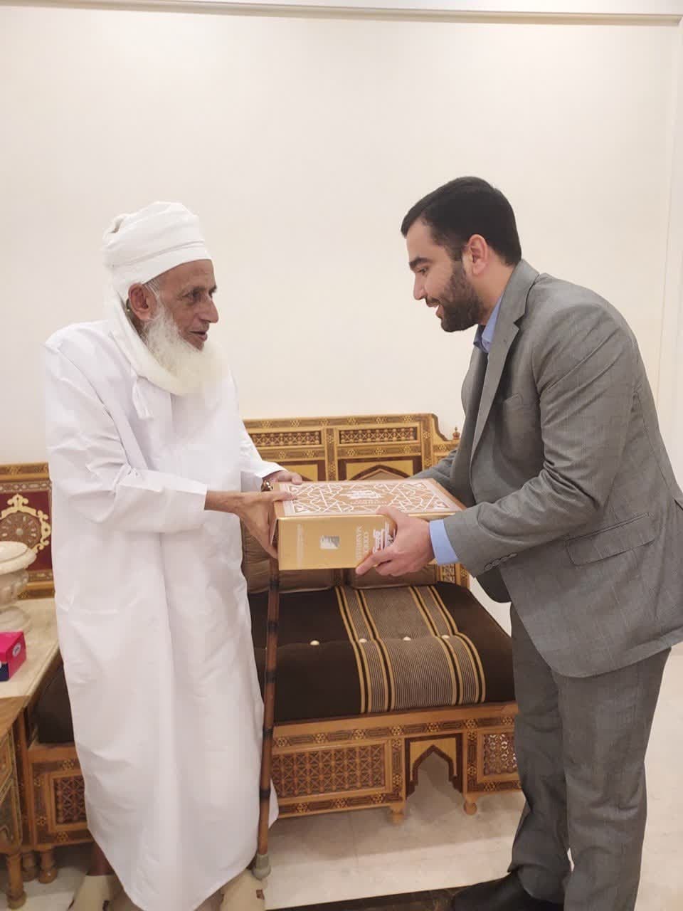 اهدای مصحف مشهد رضوی به مفتی اعظم عمان + عکس اهدای مصحف مشهد رضوی به مفتی اعظم عمان + عکس