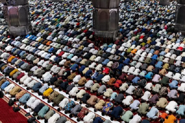 برگزاری آخرین نماز جمعه ماه رمضان در اندونزی + عکس