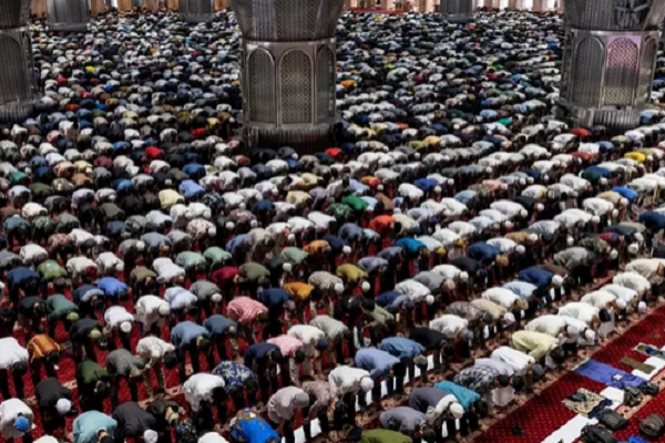 برگزاری آخرین نماز جمعه ماه رمضان در اندونزی + عکس