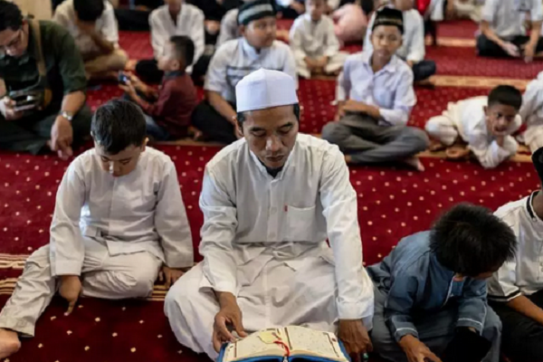 برگزاری آخرین نماز جمعه ماه رمضان در اندونزی + عکس