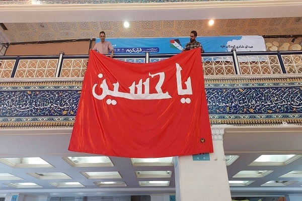نصب پرچم حرم امام حسین(ع) در نمایشگاه قرآن نصب پرچم حرم امام حسین(ع) در نمایشگاه قرآن