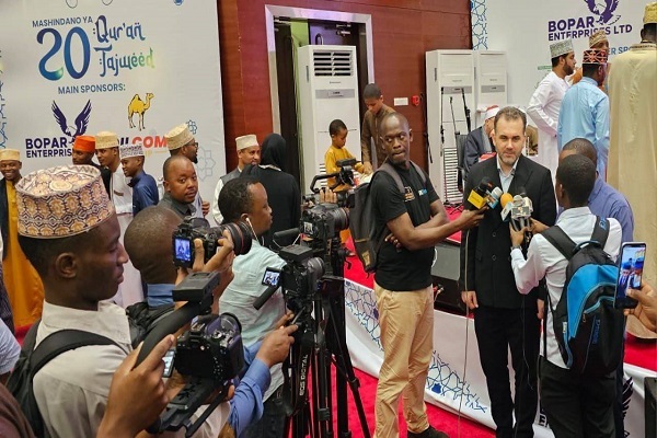 کسب عنوان برتر توسط نماینده ایران در مسابقات بین المللی قرائت قرآن کریم تانزانیا کسب عنوان برتر توسط نماینده ایران در مسابقات بین المللی قرائت قرآن کریم تانزانیا