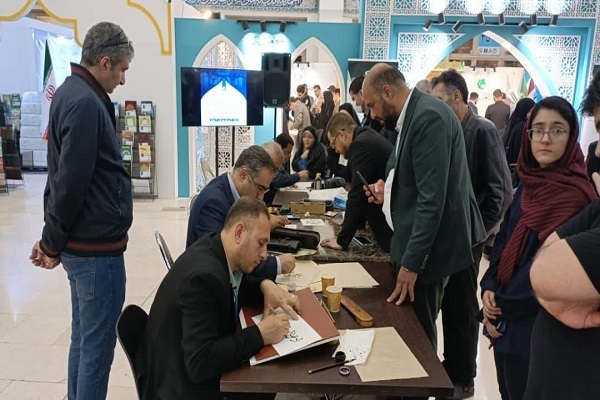 خطاطان معروف در غرفه آستان قدس عباسی