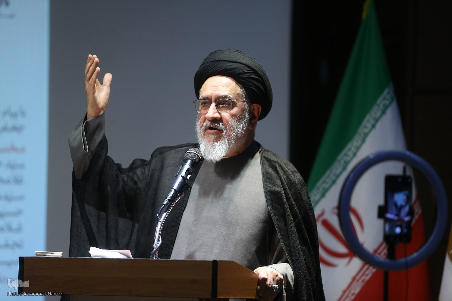 محور اصلی اخلاق اجتماعی «فداکاری» است