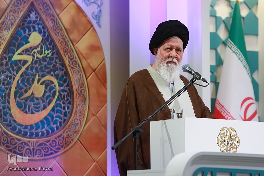 درخشش آیات قرآن در بارش برف