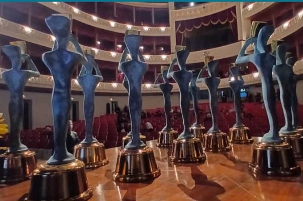 فوری ارسالی//// «پَنام زرین» جشنواره تئاتر فجر به برگزیدگانش رسید! فوری ارسالی//// «پَنام زرین» جشنواره تئاتر فجر به برگزیدگانش رسید!