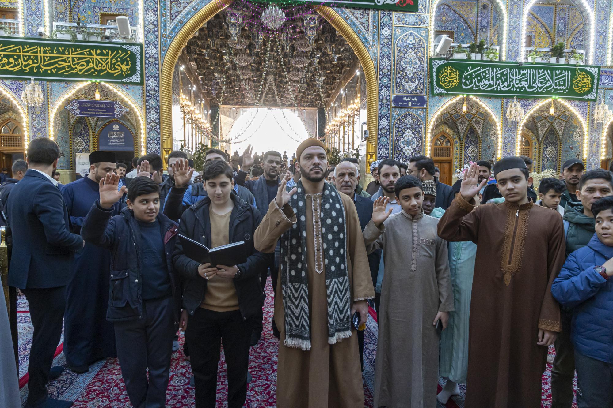 متسابقان جایزه بین‌المللی العمید به زیارت آستان عباسی(ع) مشرف شدند