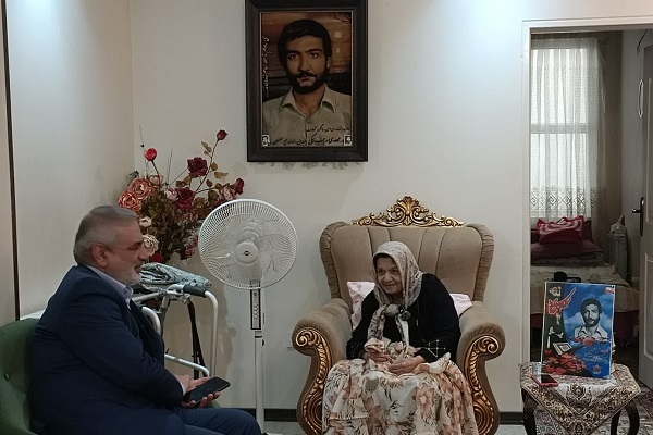 دیدار با مادر شهید دانشجوی پیروی خط امام(ره)