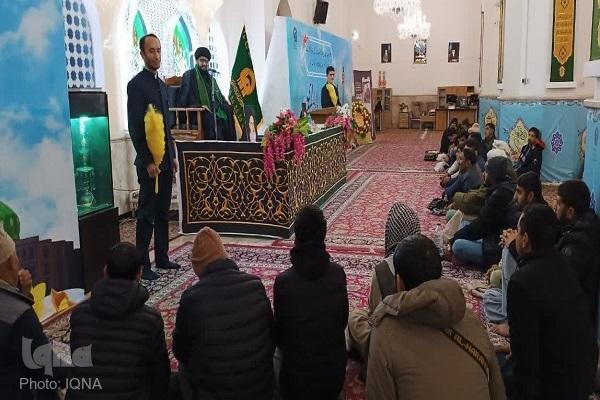 جشن انقلاب اسلامی با حضور زائران اردو زبان در حرم رضوی برگزار شد