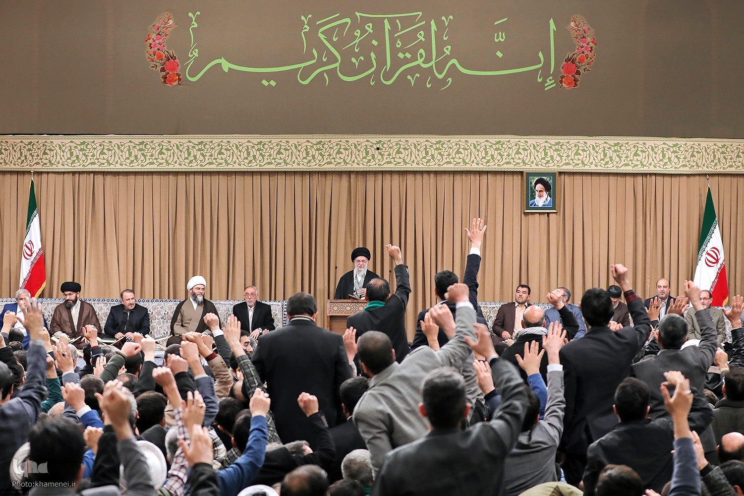 طنین خوشآهنگ کلام خدا در محفل استماع و تَدَبُّر حسینیه امام خمینی(ره) طنین خوشآهنگ کلام خدا در محفل استماع و تَدَبُّر حسینیه امام خمینی(ره)