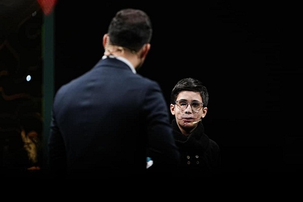 اهدای پرچم حضرت عباس(ع) به نونهال لبنانی حافظ قرآن