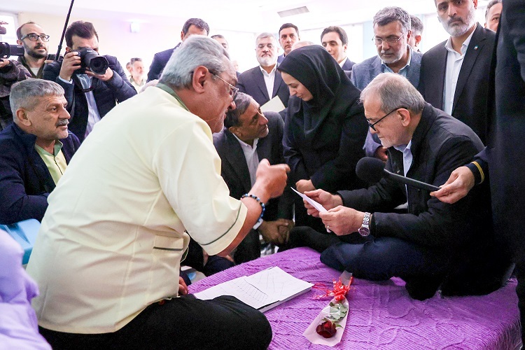 عیادت پزشکیان از جانبازان دوران هشت سال دفاع مقدس عیادت پزشکیان از جانبازان دوران هشت سال دفاع مقدس