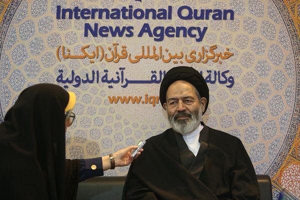 نماینده ولی فقیه در امور حج و زیارت از غرفه ایکنا در نمایشگاه قرآن بازدید کرد