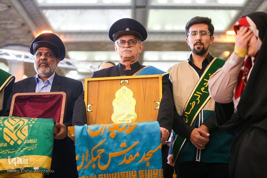 پرچم‌گردانی خادمان حرم امام رضا(ع) در نمایشگاه قرآن