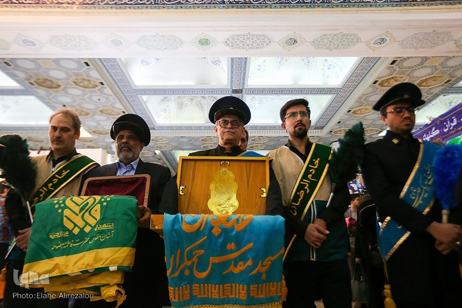 پرچم‌گردانی خادمان حرم امام رضا(ع) در نمایشگاه قرآن