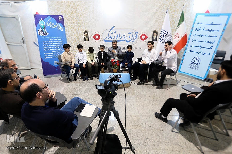 ترجمه مبسوط قرآن در بخش دانشگاهی نمایشگاه رونمایی شد ترجمه مبسوط قرآن در بخش دانشگاهی نمایشگاه رونمایی شد