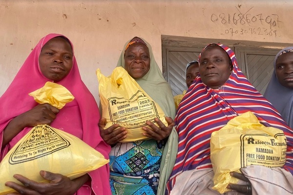 پذیرایی از فقرا در سفره‌های افطار مسلمانان نیجریه