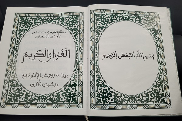 امام جماعت الجزایری و ترکیب معنویت و خلاقیت با کتابت قرآن + عکس