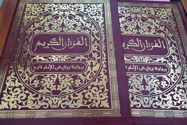 امام جماعت الجزایری و ترکیب معنویت و خلاقیت با کتابت قرآن + عکس