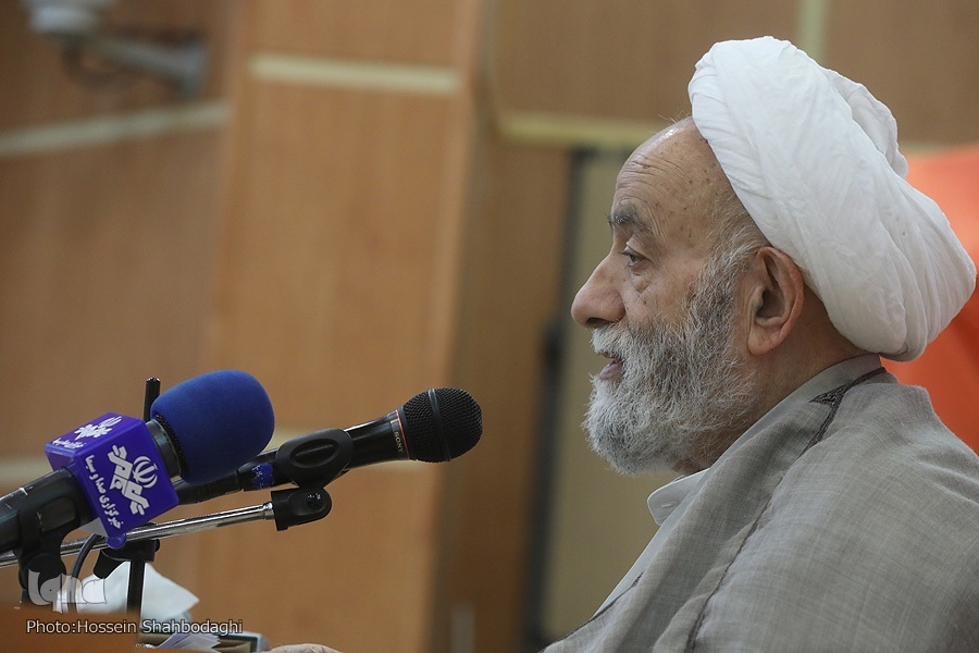 منبر را به هرکسی ندهید