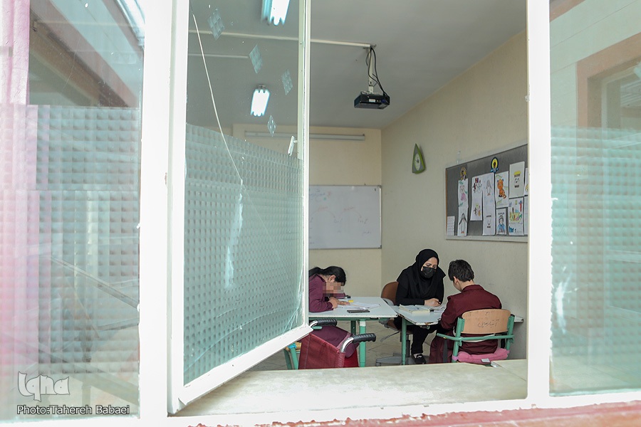 معلم جهادگری که خود را وقف بازماندگان از تحصیل کرده است