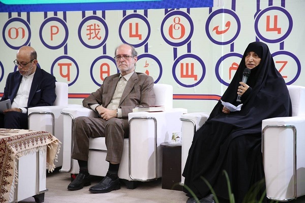 تفاسیر عربی قرآن مقام معظم رهبری رونمایی شد