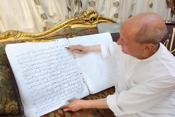 کتابت قرآن در دوران بازنشستگی توسط یک شهروند مصری + عکس