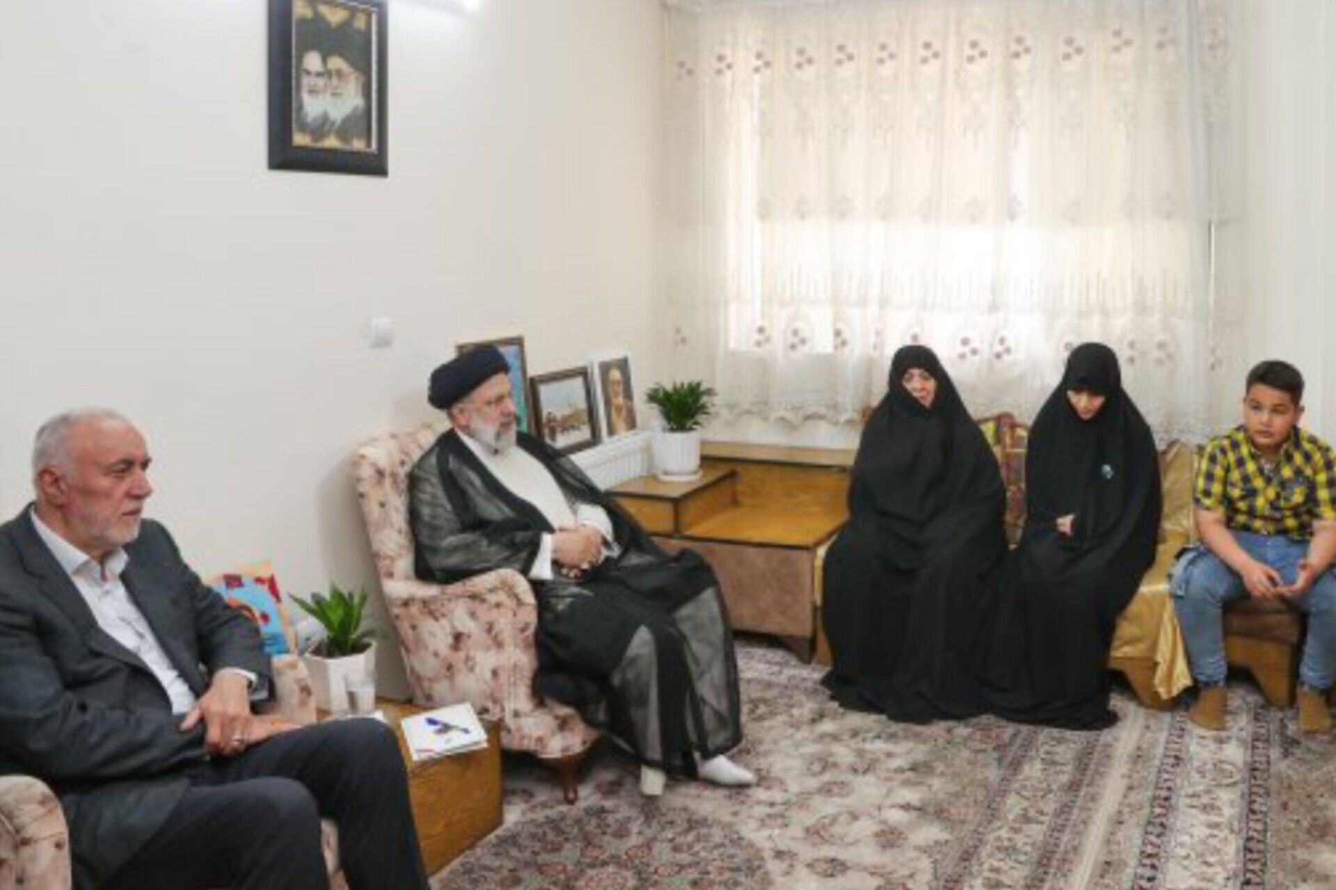 حضور رئیس‌جمهور در منزل شهید مدافع حرم 《علی آقابابایی