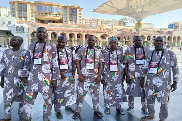 حضور هزاران زائر خارجی حج تمتع در مدینه منوره + عکس و فیلم