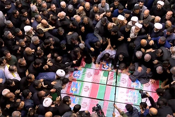 رهبر معظم انقلاب بر پیکر شهید جمهور و هیئت همراه ایشان نماز اقامه کردند