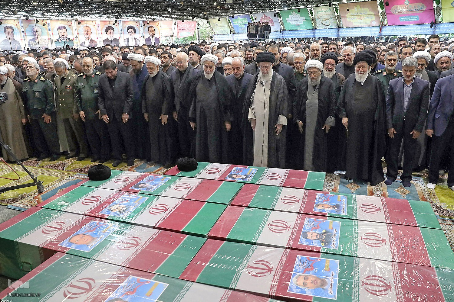 وداع حزنآلود مردم و مسئولان با شهدای راه خدمت وداع حزنآلود مردم و مسئولان با شهدای راه خدمت