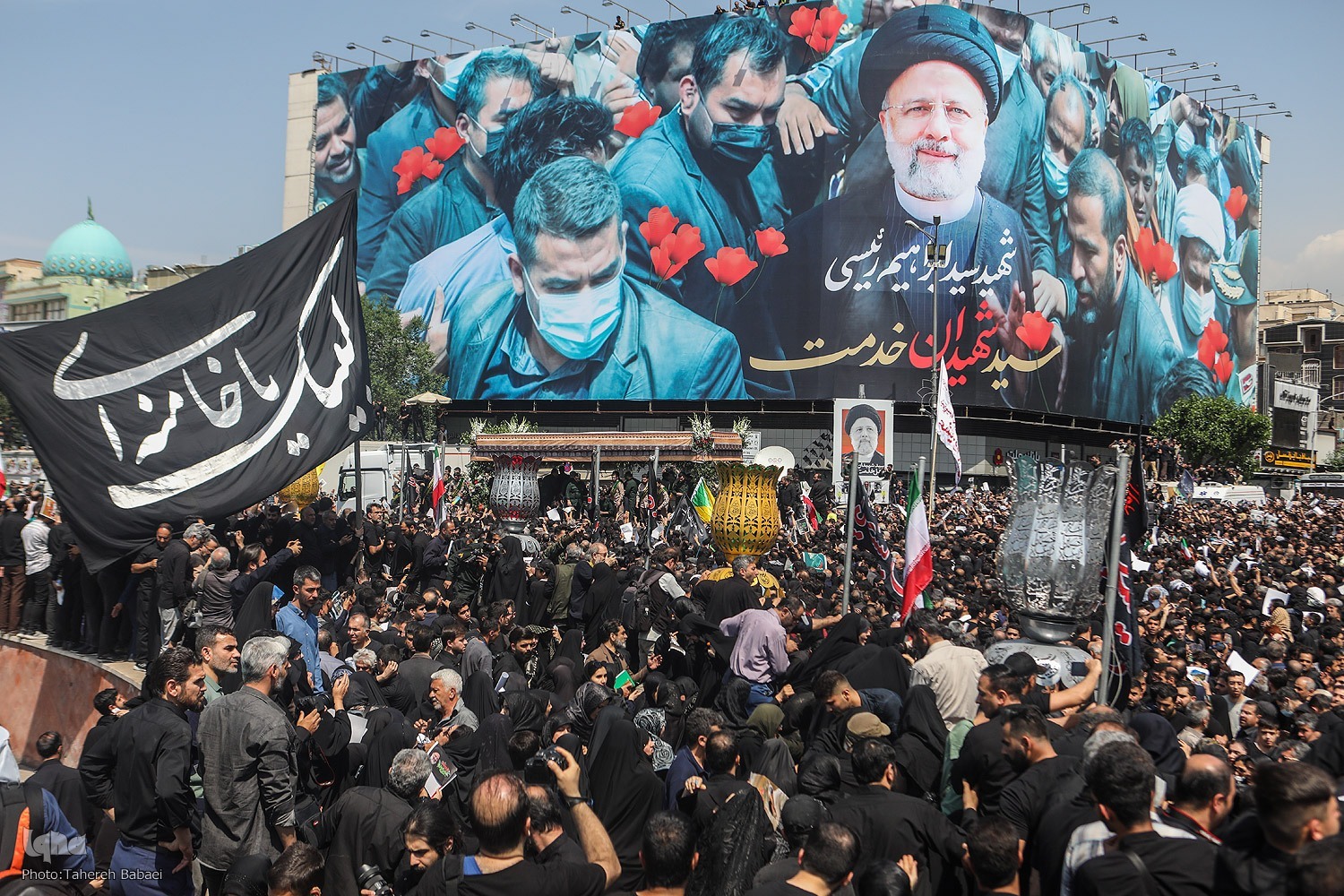 وداع حزنآلود مردم و مسئولان با شهدای راه خدمت وداع حزنآلود مردم و مسئولان با شهدای راه خدمت