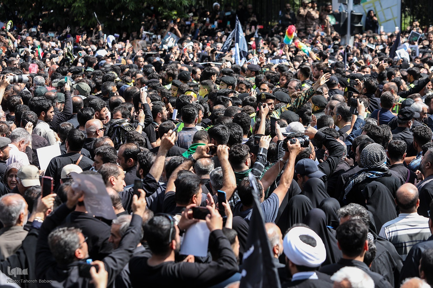 وداع حزن‌آلود مردم و مسئولان با شهدای راه خدمت