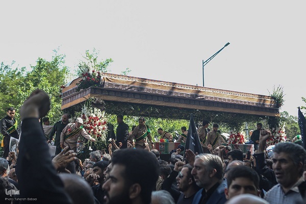 مزدِ خدمت بی‌منت جز شهادت نیست / به رأی دو سال قلبمان افتخار می‌کنیم