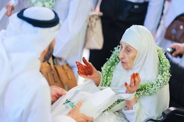 بانوی ۱۳۰ ساله الجزایری مُسن‌ترین حاجی امسال + عکس
