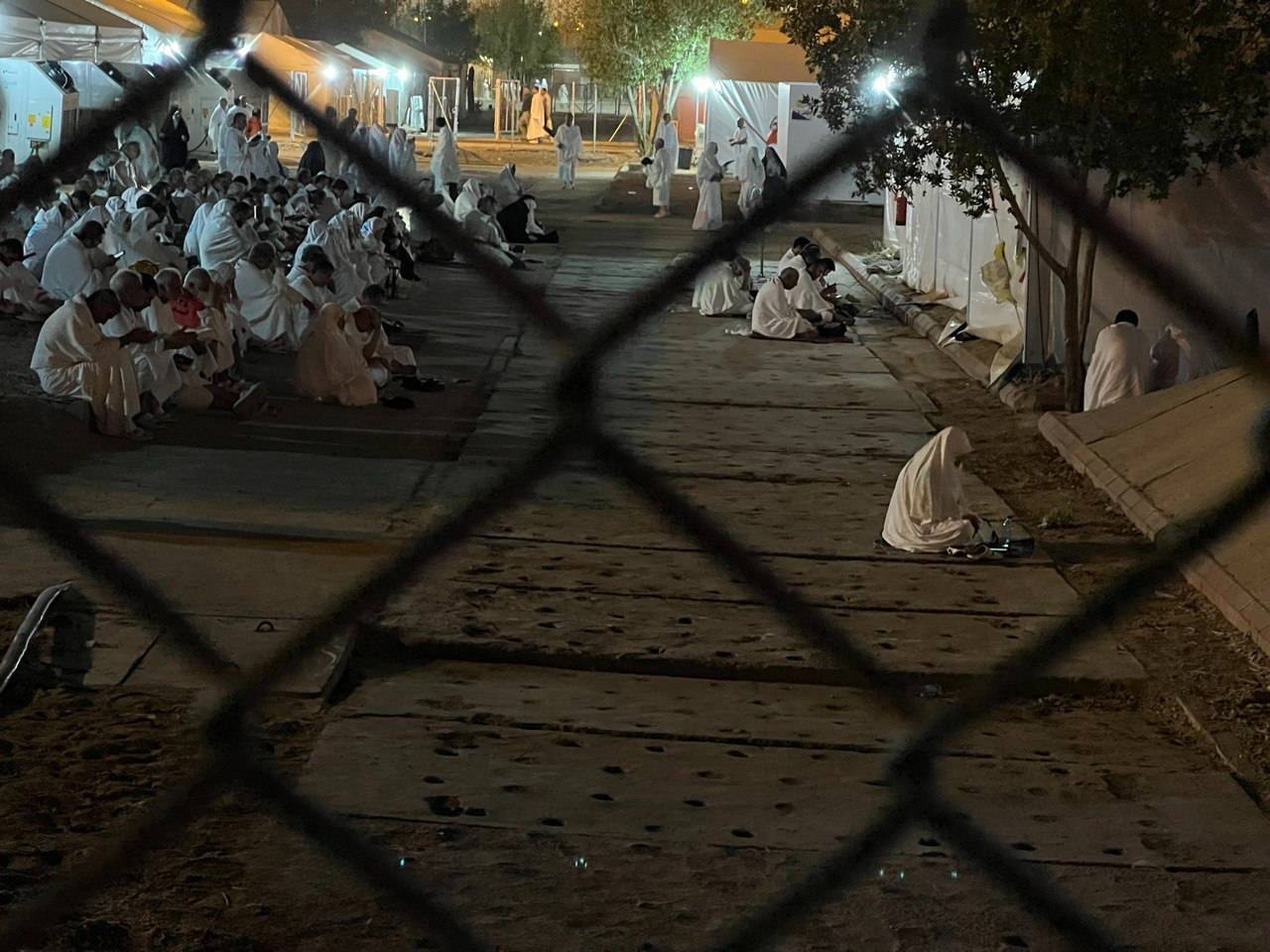 حضور و راز و نیاز زائران ایرانی در عرفات