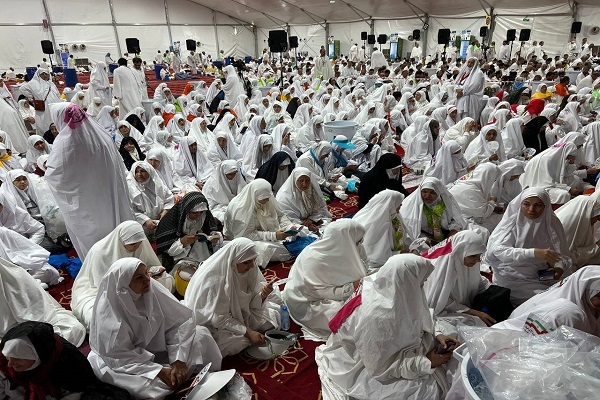 آغاز مراسم برائت از مشرکین در عرفات