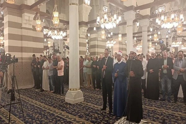 برگزاری نماز عید قربان در مسجد سیده زینب قاهره + فیلم