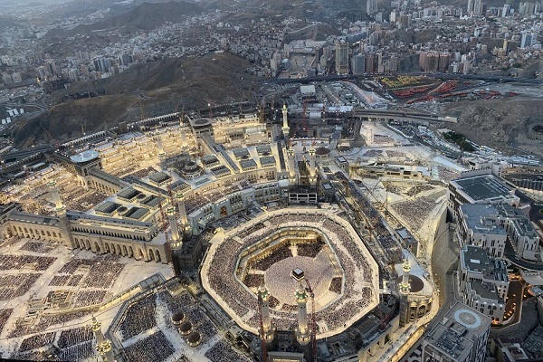 نمای مسجدالحرام از بالای یکی از بلندترین ساختمان‌های مکه
