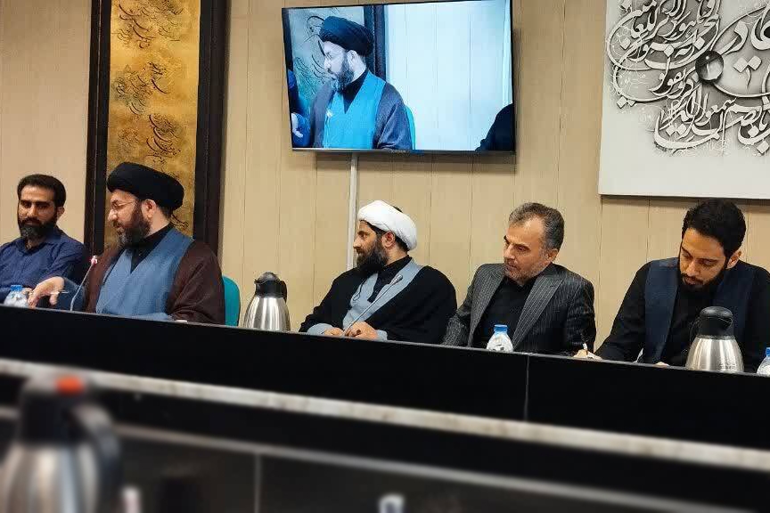 نصب تندیس «نمادِ قرآن به دست شهید جمهور» در میدان پاستور